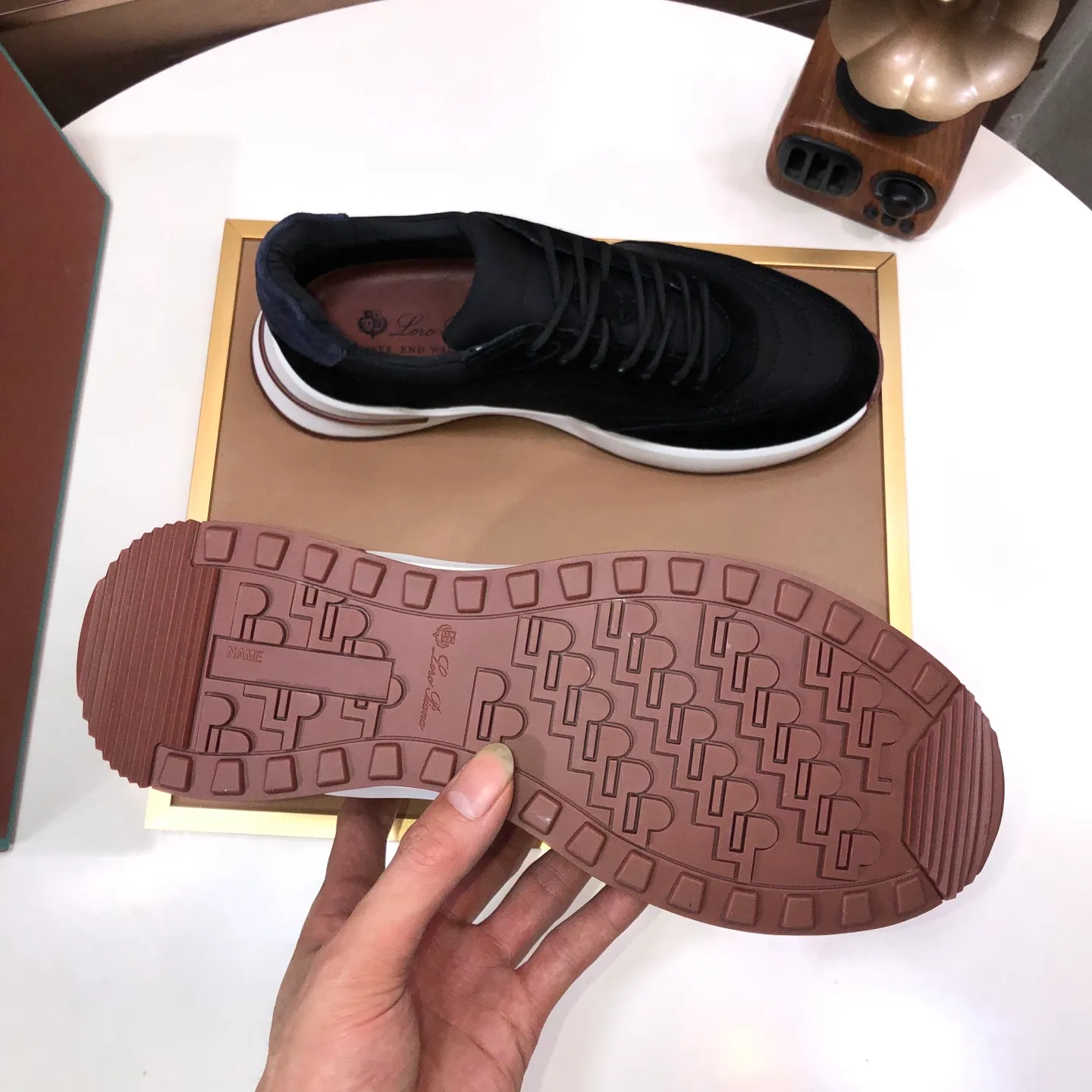 Men's shoes 💰600💰[𝐥𝐨𝐫𝐨 𝐏𝐢𝐚𝐧𝐚] lp classic loafers, an Italian treasure brand, the only brand that can match Hermès! Only after wearing it do we realize that we cannot let down our feet. The upper is imported cashmere, the lining of water-dyed cowhide ➕ the cowhide feet, the official original glass rubber outsole, and the pendant. Exclusive original packaging (tag ➕ brand paper ➕ outer box ➕ hand bag) code number: 38-45